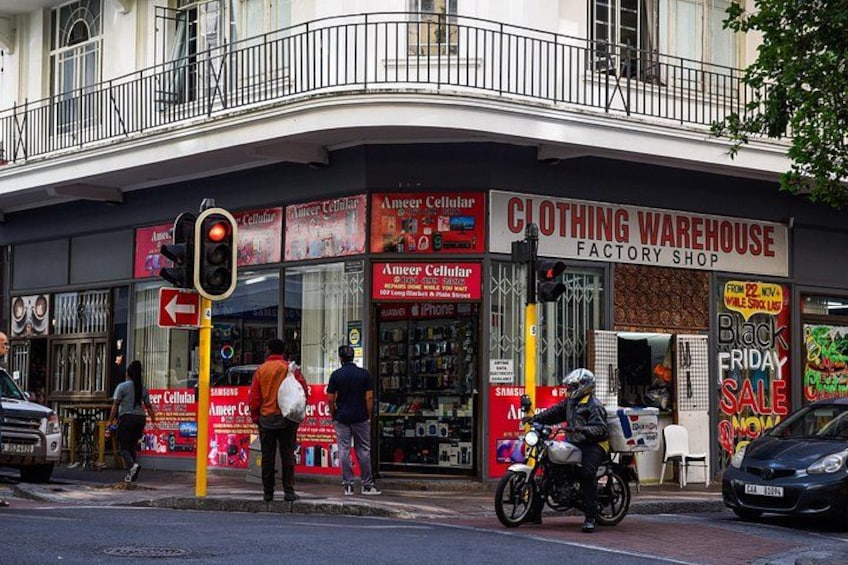 Un magasin d'usine vendant des vêtements, avec une moto garée devant. 4