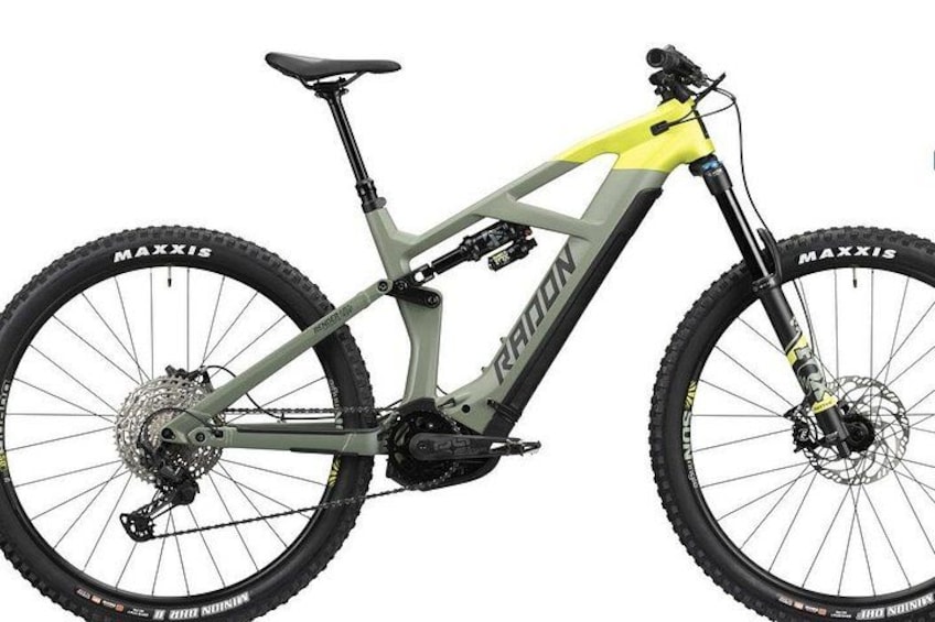Un vélo tout-terrain avec un cadre gris et jaune, des pneus noirs et un dérailleur arrière. 2