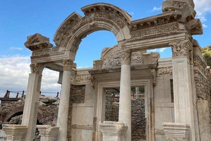 Ruines antiques ornées de colonnes et de sculptures complexes. 5