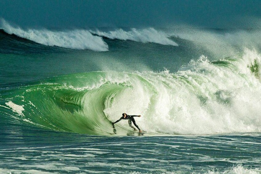 Un surfeur chevauchant une grosse vague dans l’océan. 4