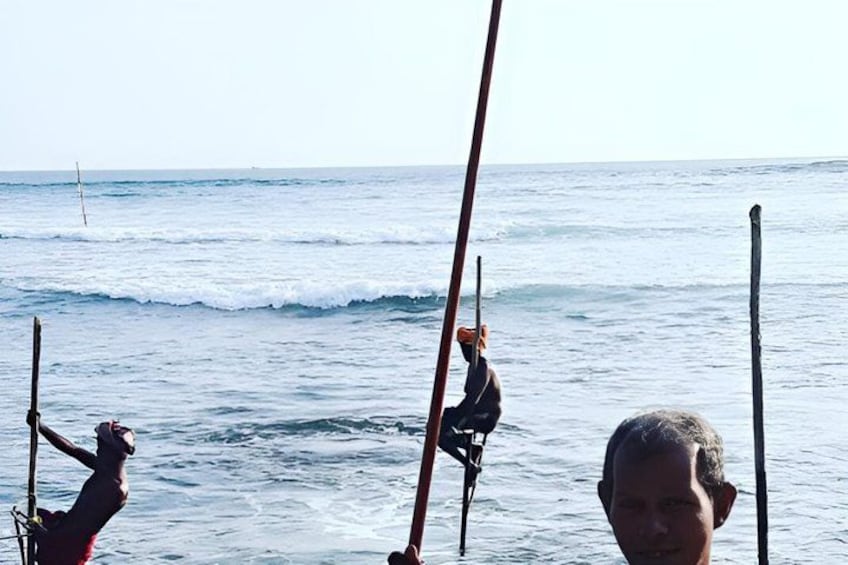 Una persona en un bote con una cuerda, otra persona de pie en el bote y el océano. 3