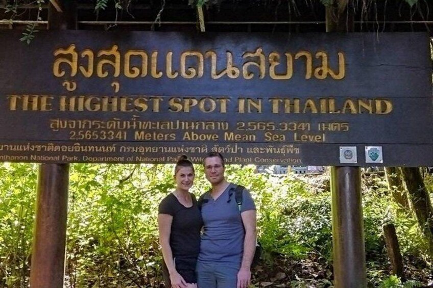 Skilt der viser det højeste punkt i Thailand, i en højde af 2.565 meter over havets overflade. 4