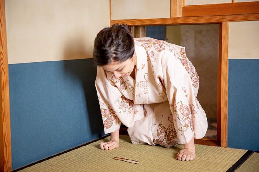 Tea ceremony experience with simple kimono in Okinawa 1