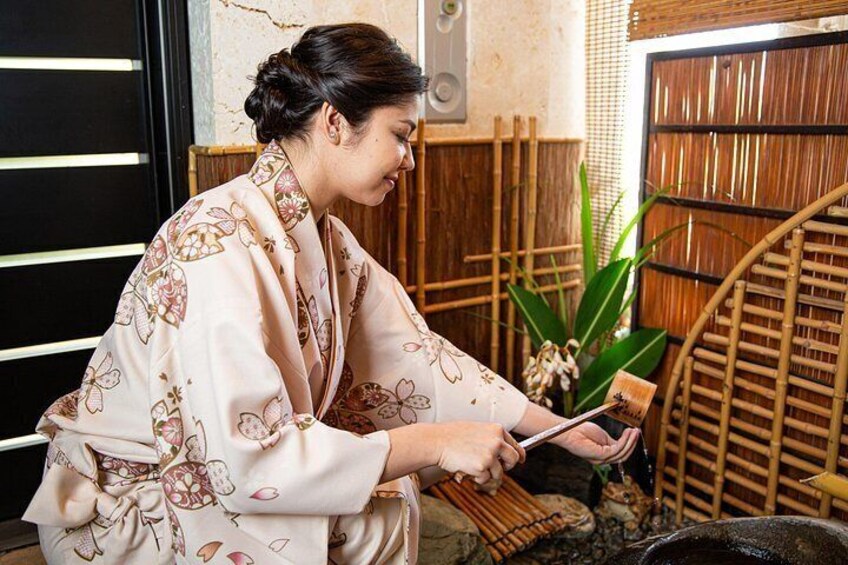 Tea ceremony experience with simple kimono in Okinawa 3