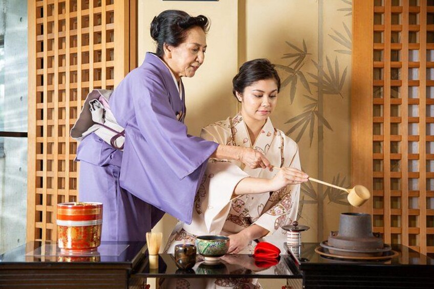 Tea ceremony experience with simple kimono in Okinawa 2