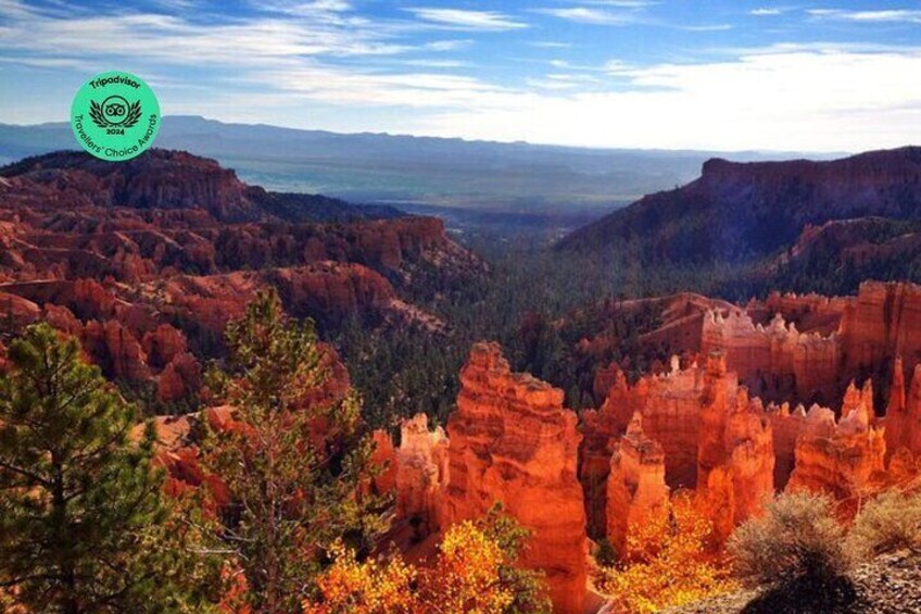 Un canyon con formazioni rocciose rosse e una valle. 1