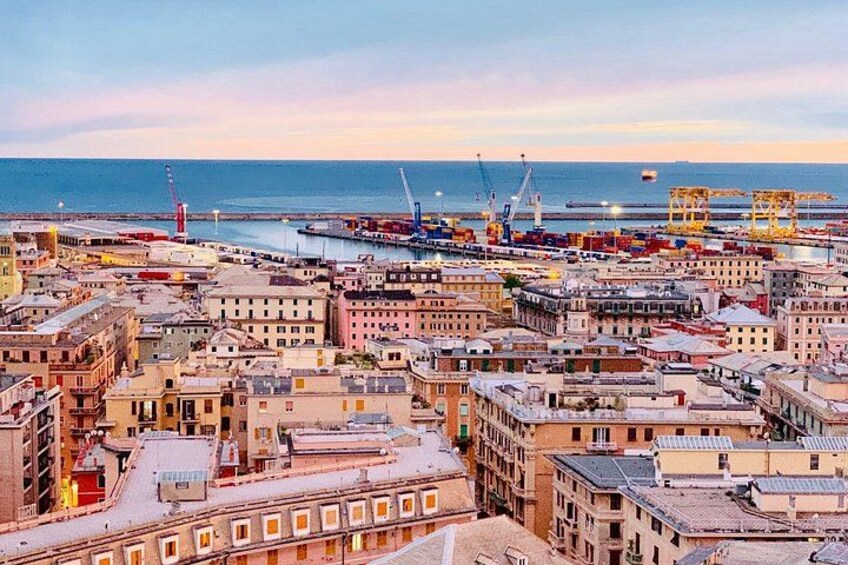 Un paisaje urbano costero con edificios densos, un puerto con grúas y un cielo despejado. 3