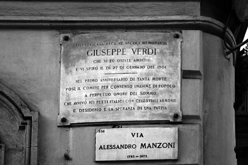 Una placa conmemorativa a Giuseppe Verdi, con una dedicatoria a Alessandro Manzoni. 4