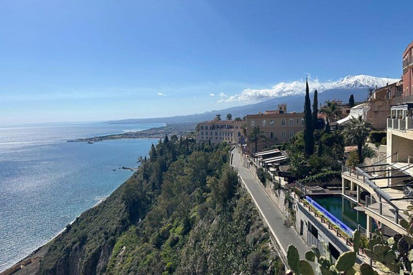 Una ciudad costera con vista al mar, una cordillera y edificios a lo largo de la ladera. 4