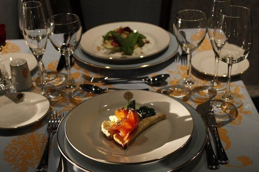 Une table à manger dressée avec des assiettes, des couverts et des verres à vin. 2