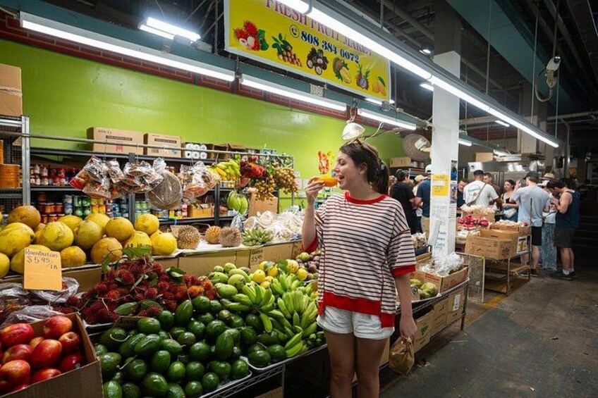 Un mercado con diversas frutas y verduras a la vista. 3