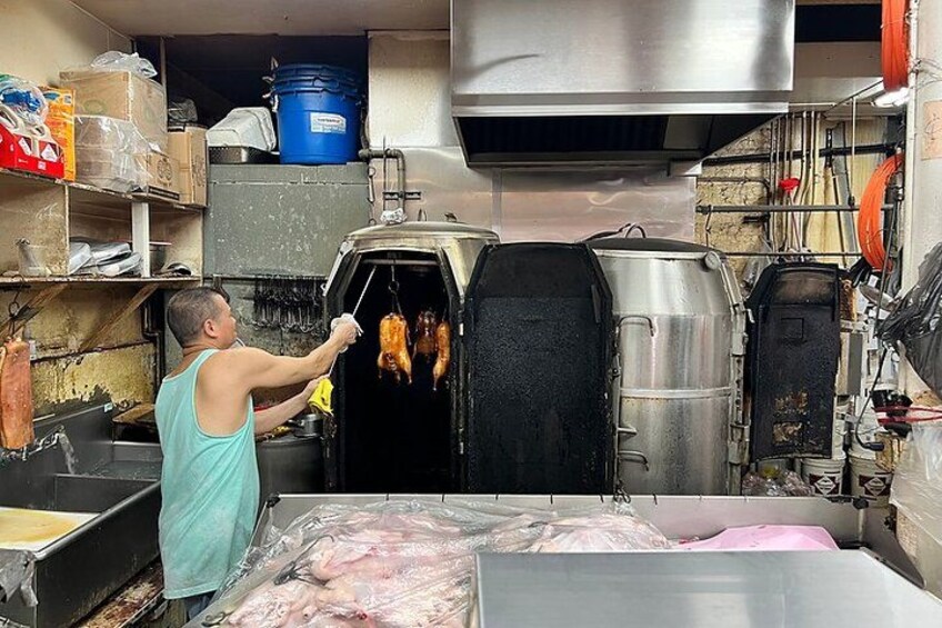 Una persona cocina en una cocina equipada con un horno grande, un fregadero y varios utensilios. 5