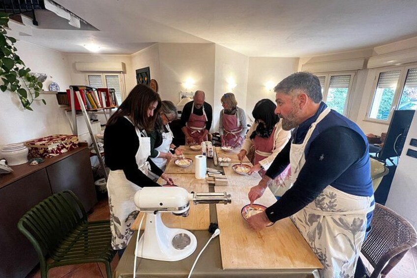Un grupo de personas en una cocina preparando comida. 3