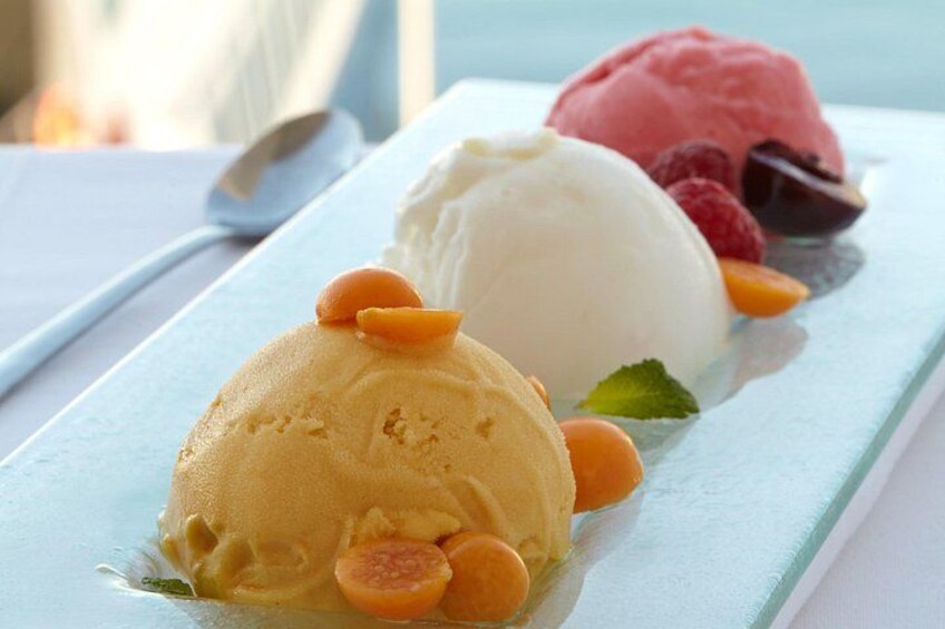 Cruise and Dine Dinner / Cape Town: Sunset Champagne Cruise and 3-Course Dinner 3
