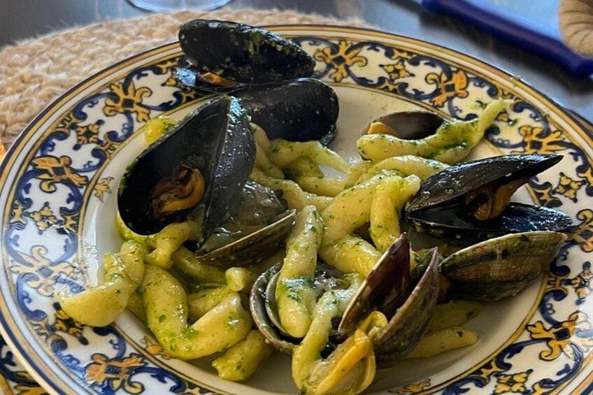Fresh pasta with basil pesto and mussels 5