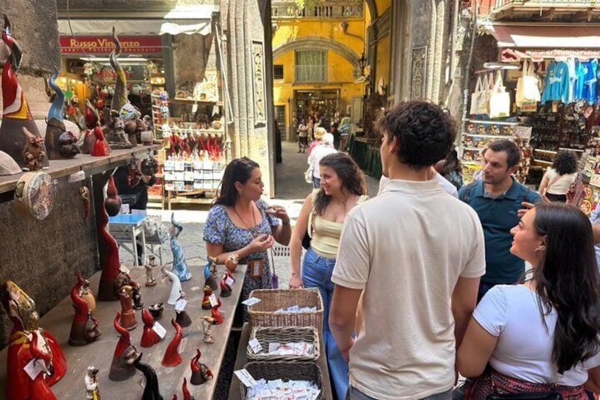 Un vivace mercato di strada con diversi banchi che vendono ceramiche e tessuti. 4
