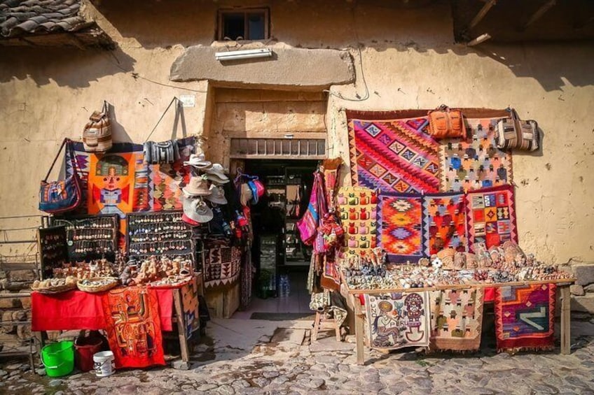 Ein traditioneller Marktstand mit bunten Textilien und Tonwaren. 4