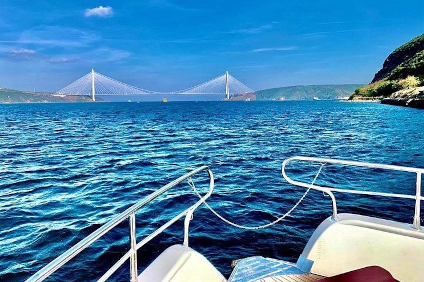 Een boot op het water met een brug op de achtergrond. 3