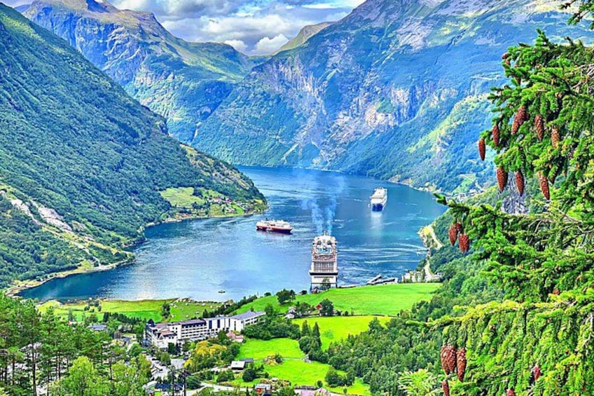 Geiranger Private Panoramic tour by minibus 1
