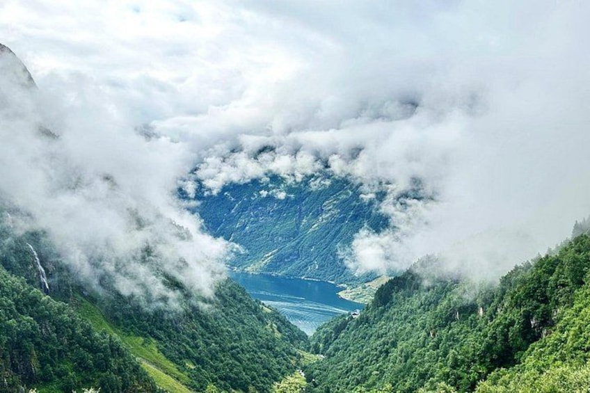 Geiranger Private Panoramic tour by minibus 3