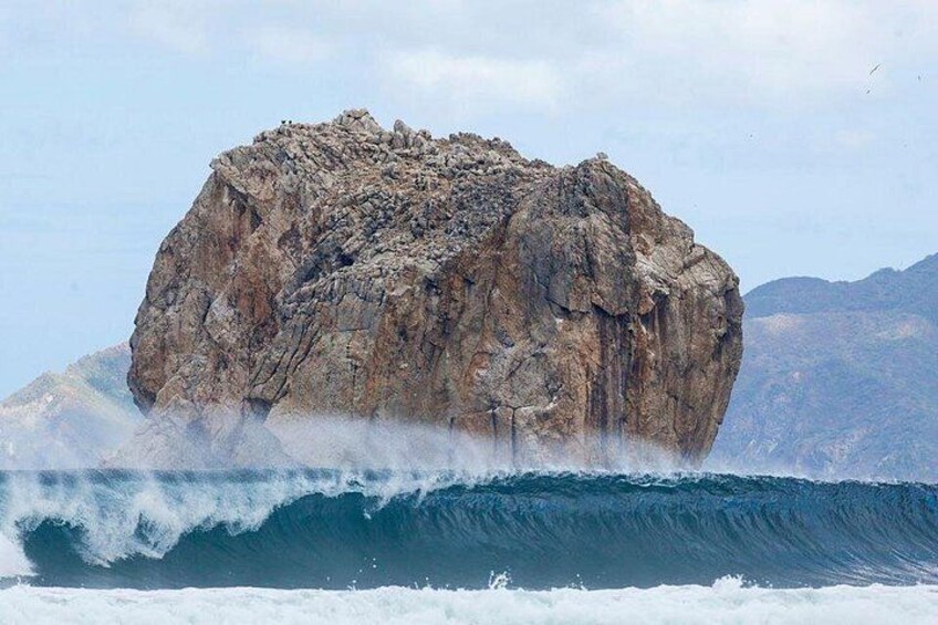 Witches Rock Surf Tour by Boat for ADVANCED surfers 3