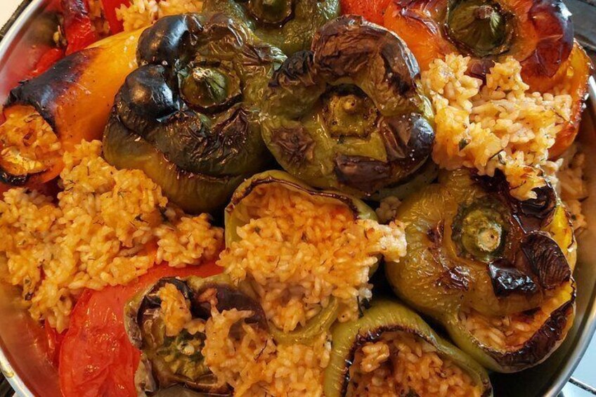 Gevulde groenten met rijst, zoals tomaten en aubergines. 2