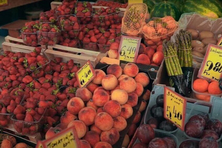 Een markt met fruit, aardbeien, perziken en asperges. 1