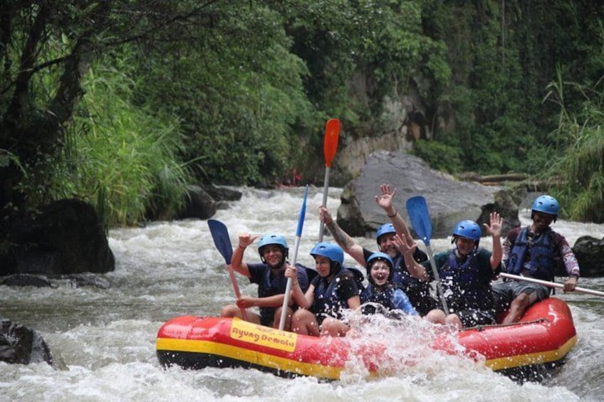 Un grupo de personas haciendo rafting en un río rodeado de vegetación. 2