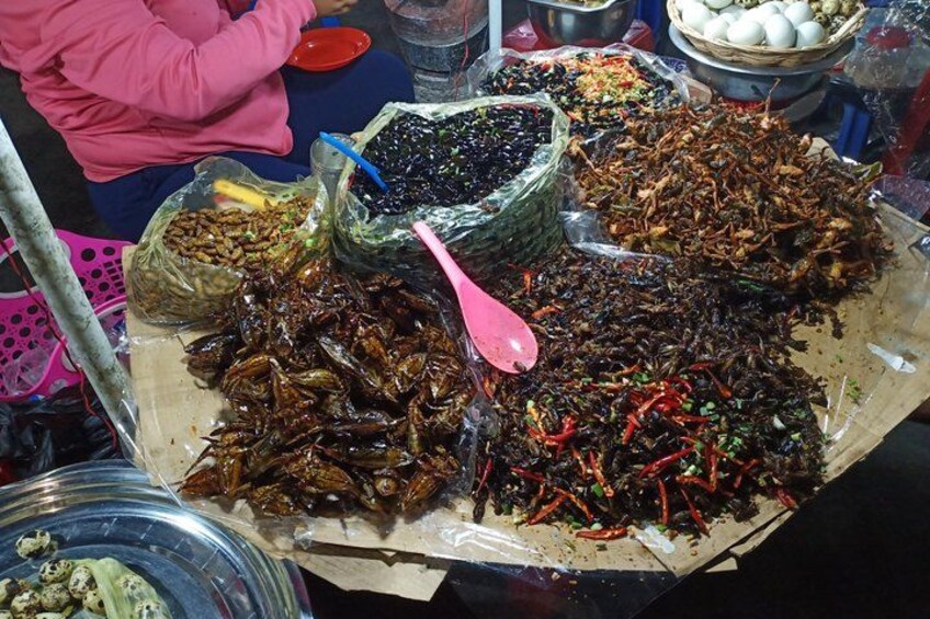 Diverse gedroogde producten op een tafel, waaronder gedroogde vis, chilies en mogelijk andere lekkernijen. 1