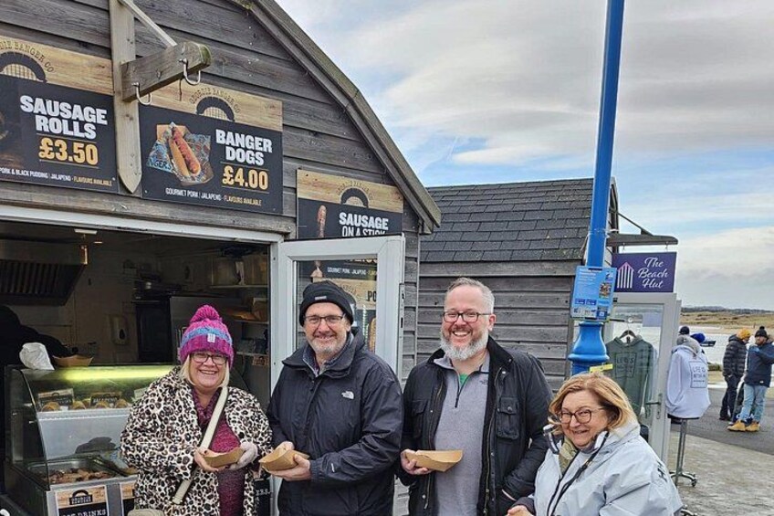 Un stand de restauration proposant des tourtes aux saucisses et des saucisses grillées. 4