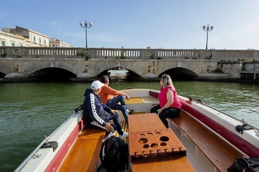Tour of the island of Ortigia and exploration of sea caves with baths. 2