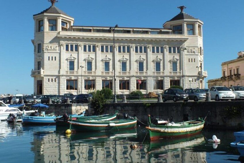 Tour of the island of Ortigia and exploration of sea caves with baths. 4