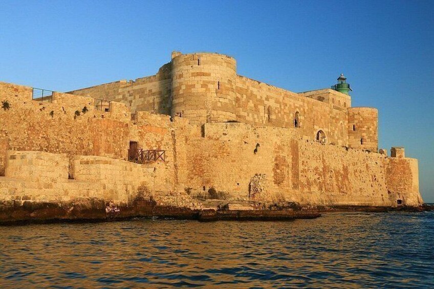 Tour of the island of Ortigia and exploration of sea caves with baths. 2