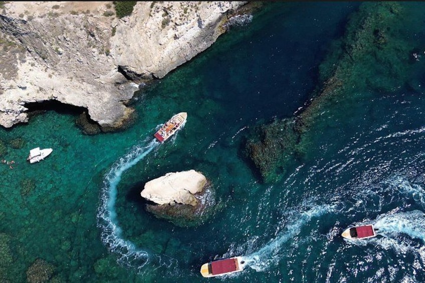 Tour of the island of Ortigia and exploration of sea caves with baths. 2