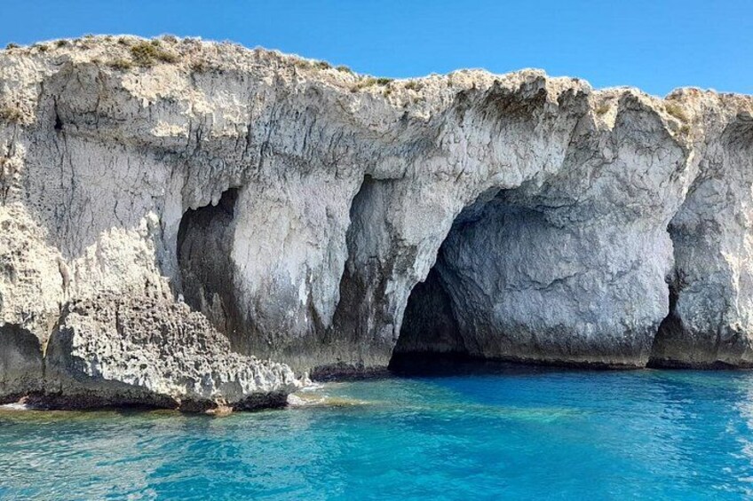 Tour of the island of Ortigia and exploration of sea caves with baths. 2