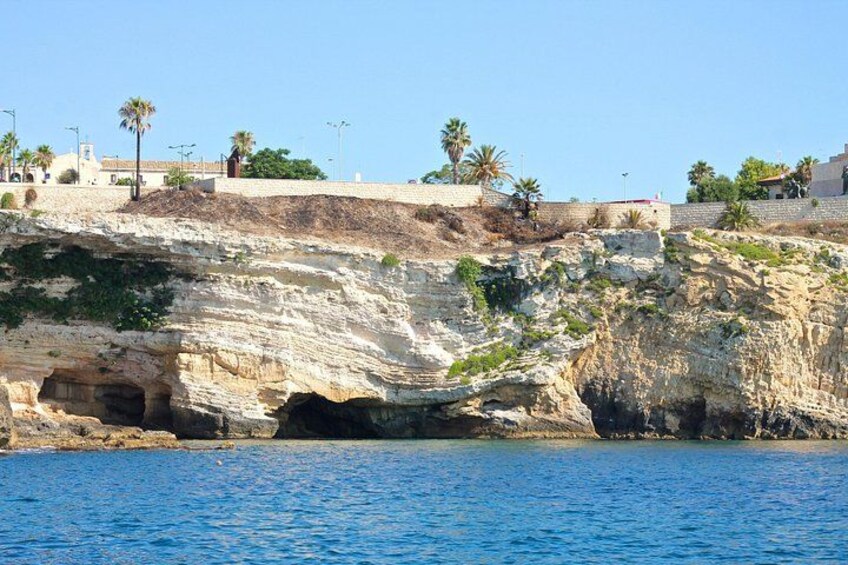 Tour of the island of Ortigia and exploration of sea caves with baths. 2