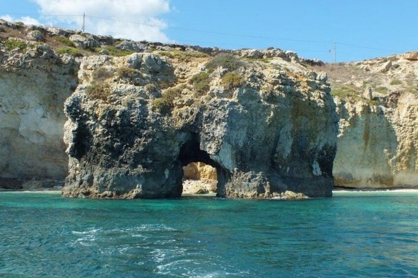 Tour of the island of Ortigia and exploration of sea caves with baths. 5