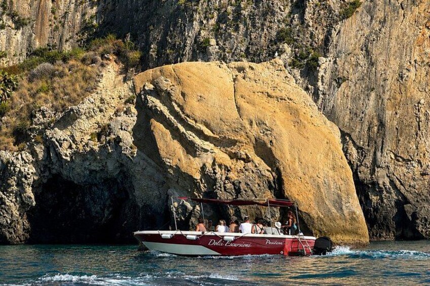 Tour of the island of Ortigia and exploration of sea caves with baths. 4