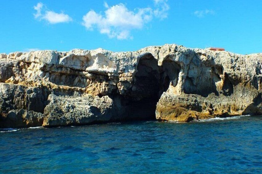 Tour of the island of Ortigia and exploration of sea caves with baths. 5