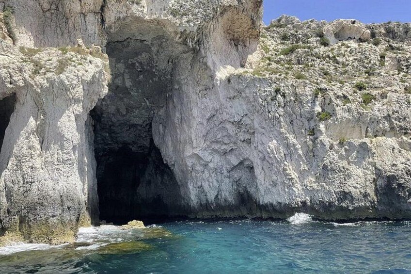 Tour of the island of Ortigia and exploration of sea caves with baths. 4