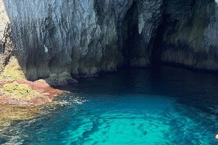 Tour of the island of Ortigia and exploration of sea caves with baths. 3