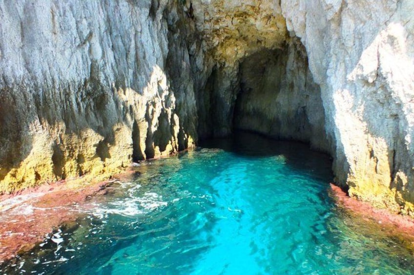 Tour of the island of Ortigia and exploration of sea caves with baths. 1