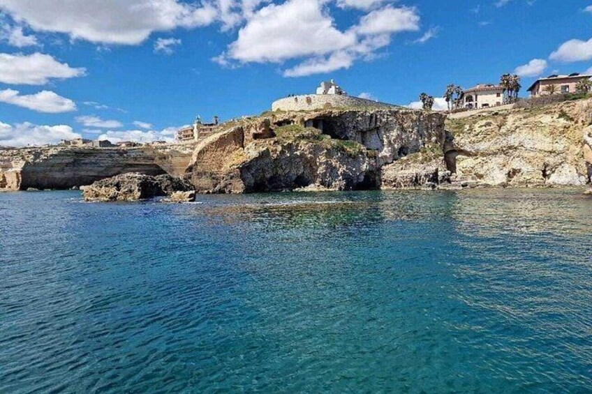 Tour of the island of Ortigia and exploration of sea caves with baths. 3