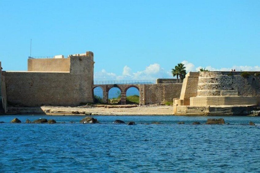 Tour of the island of Ortigia and exploration of sea caves with baths. 5