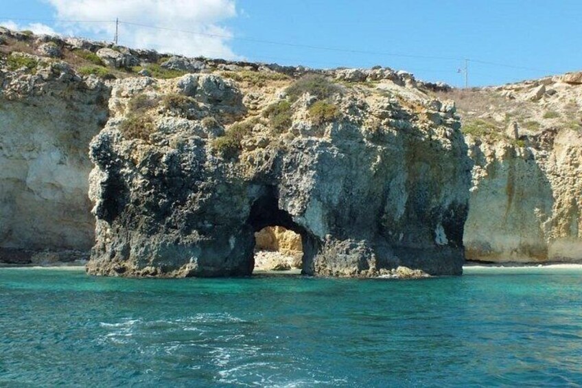 Tour of the island of Ortigia and exploration of sea caves with baths. 5