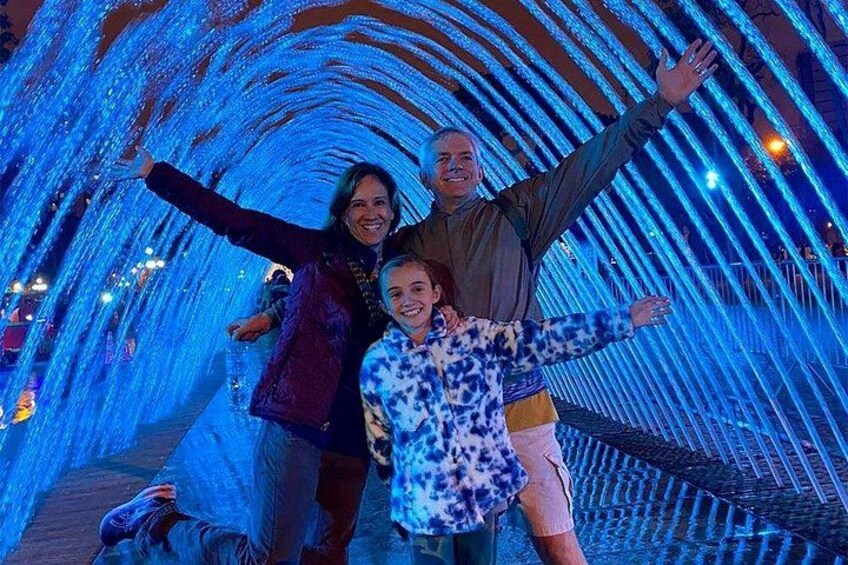 Un tunnel illuminato di blu con persone che lo percorrono. 2