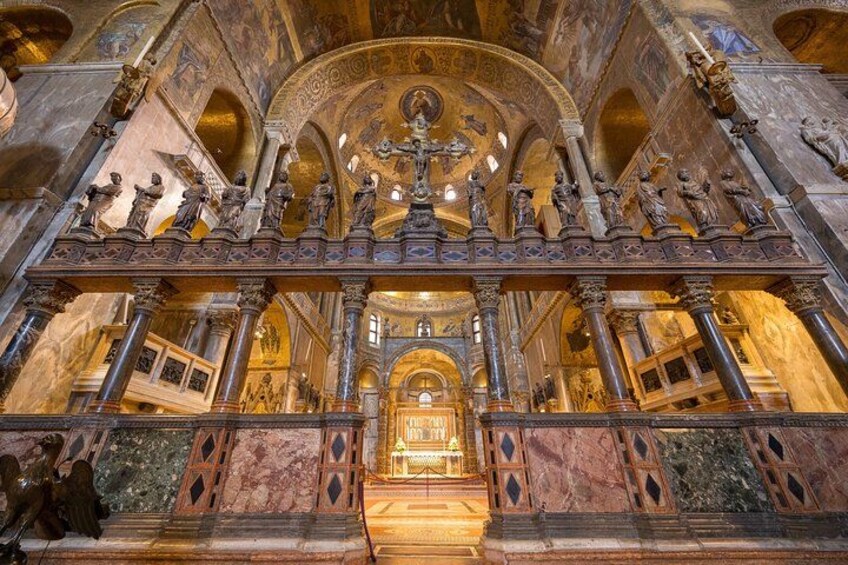 Interno di una chiesa ornata, con sculture elaborate e un altare centrale. 5
