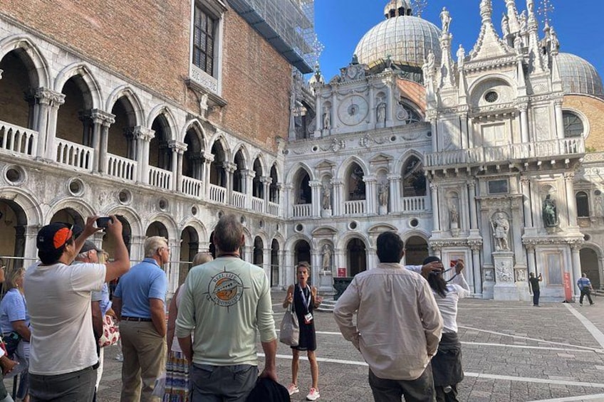 Un edificio storico con finestre ad arco e una cupola. 5