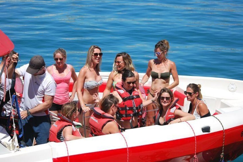 Un grupo de personas en un bote, con chalecos salvavidas. 2