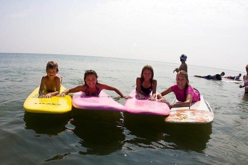 Mensen op surfplanken in het water. 2